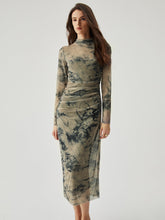 Gerafftes, langärmliges Kleid mit Blumenmuster und Netzstoff